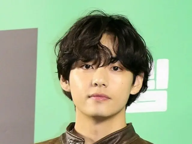 Berbagai tempat utama di Seoul tengah merayakan ulang tahun V BTS... Mulai dari patung-patung raksasa di Sungai Han hingga iklan-iklan besar di seluruh kota.