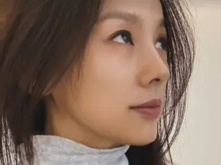 Lee Hyo Ri tampil dengan riasan lengkap untuk pertama kalinya setelah sekian lama... profilnya tampak sempurna.