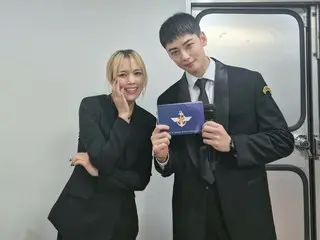 Cha Eun Woo (ASTRO), yang saat ini sedang menjalani wajib militer, melakukan reuni kejutan dengan penyanyi Seohyang... Foto mereka berdua menjadi topik hangat.